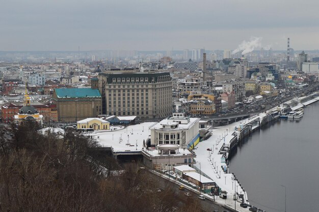 曇りの地平線とキエフ ウクライナの街並み