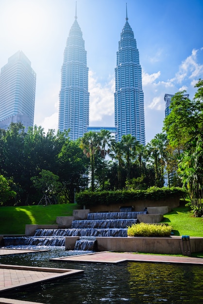 Paesaggio urbano dell'orizzonte della città di kuala lumpur su cielo blu