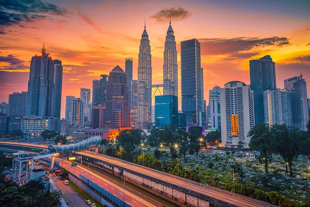 Paesaggio urbano dell'orizzonte della città di kuala lumpur ad alba in malesia