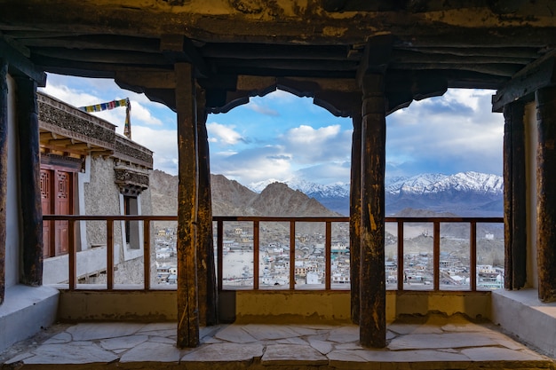 Città di leh del paesaggio urbano o del centro con il fondo della montagna dalla finestra del palazzo di leh a leh, india