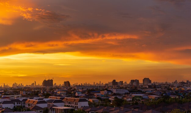 Cityscape met mooie hemel in avondtijd in Thailand