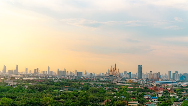 방콕의 고속도로와 커뮤니티가 있는 현대적인 건물의 풍경. 높은 다리에서 운전 하는 자동차. 마천루 건물입니다. 도시의 푸른 나무. 도시 생활을 위한 산소. 친환경 도시입니다. 도시 스카이 라인.