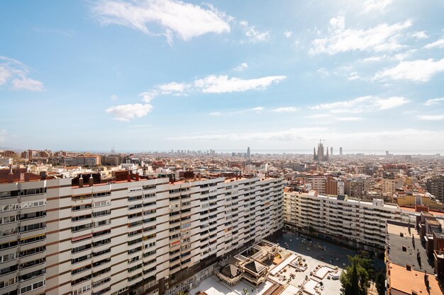 Фото Городской пейзаж городского района барселоны с горизонтом и архитектурными зданиями под высоким углом обзора