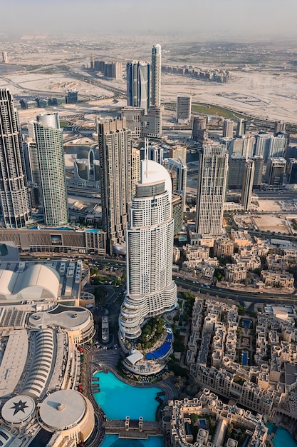 Фото Городской пейзаж дубая вид на центр города с вершины бурдж-халифа