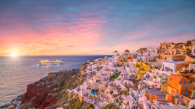 Paesaggio urbano della città di oia nell'isola di santorini, grecia. vista panoramica al tramonto.