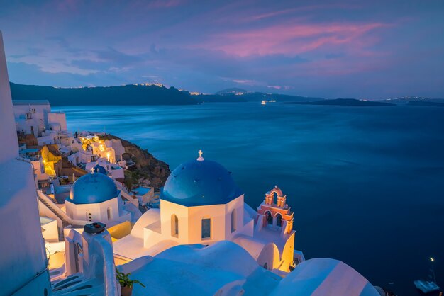 Photo cityscape of oia town in santorini island, greece. panoramic view at the sunset.