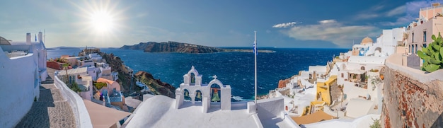 Foto paesaggio urbano della città di oia nell'isola di santorini, grecia.