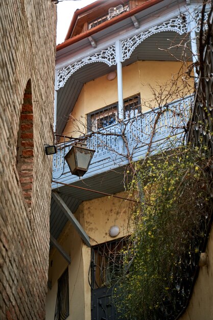 トビリシの旧市街の街並み。古い建物のバルコニー。ジョージアの魂と雰囲気。