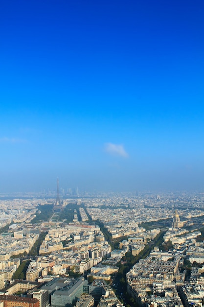 パリの街並みエッフェル塔の主な魅力を持つパリの空中写真