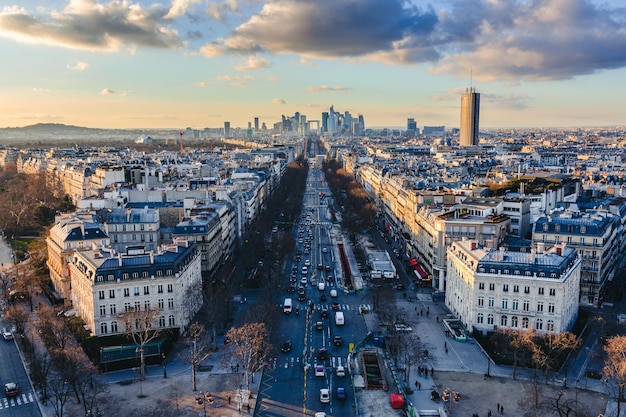 曇りの日にフランスのパリの街並み