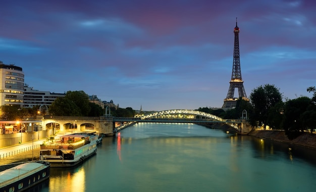 Paesaggio urbano di parigi con la vista sulla torre eiffel e sul pont rouelle al mattino presto, france