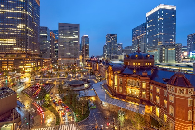 Cityscape Scène van het station van Tokyo van terras in schemeringtijd