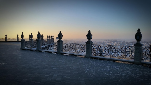 Foto paesaggio cittadino visto da un punto di osservazione contro un cielo limpido durante il tramonto