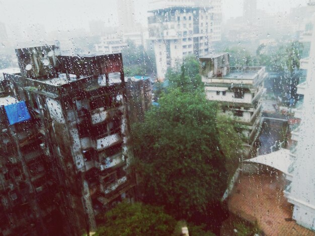 写真 湿った窓から見た都市風景