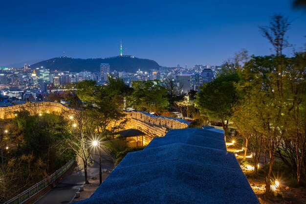 ソウルの都市風景とドンダエムンの高層ビル 背景には南サン山がある 韓国