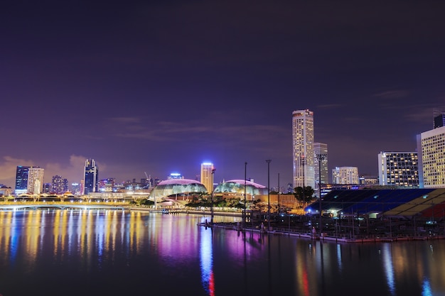 夜のシンガポールの街並み