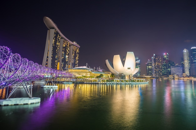 Paesaggio urbano dell'orizzonte di singapore alla notte.