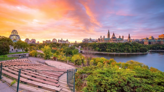 Cityscape skyline van Canada met Parliament Hill in het centrum van Ottawa