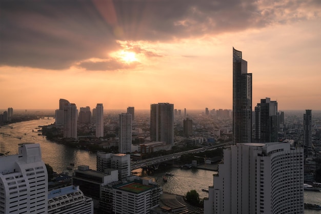 バンコクの夕暮れチャオプラヤー川と高層ビルの街並み