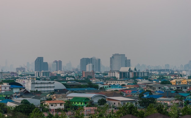 Paesaggio urbano di smog o inquinamento atmosferico su una città in thailandia
