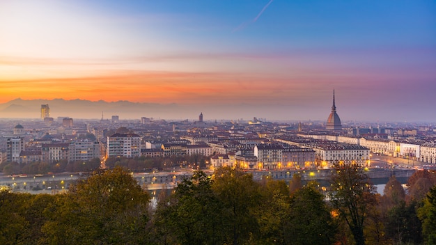 Photo cityscape of torino turin, italy at dusk with colorful moody sky