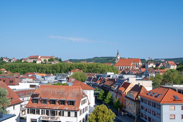 Foto paesaggio urbano dello skyline di tübingen, compresa la chiesa stiftskirche e il castello hohentuebingen