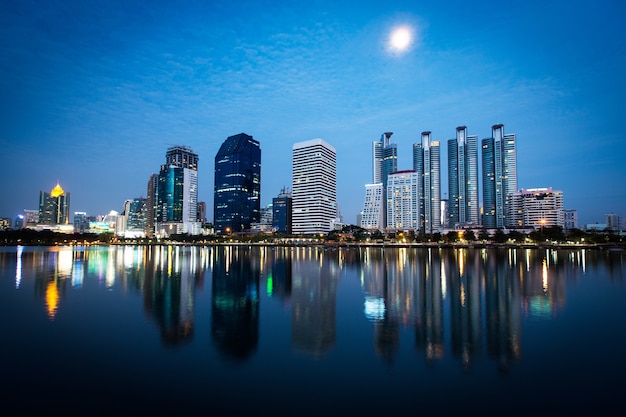 Cityscape van Bangkok bij schemering, Thailand