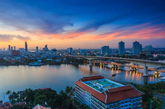 Cityscape van Bangkok en Chaw Phraya-rivier