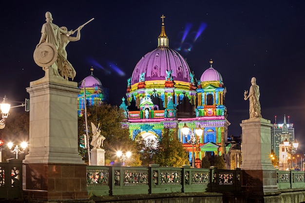 Cityscape van berlijn van de binnenstad kleurrijk verlicht bij nacht tijdens festival van lichten, berlijn, duitsland