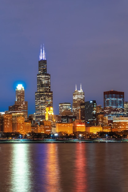 Cityscape van Chicago rivierkant langs Meer Michigan in mooie schemeringtijd