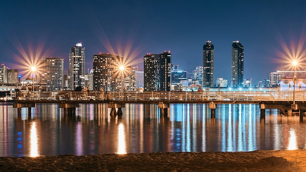 Cityscape van de nacht van san diego met pijler op voorgrond