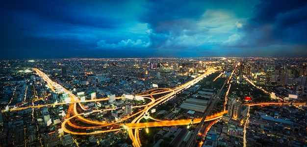 Cityscape van de nachtscène