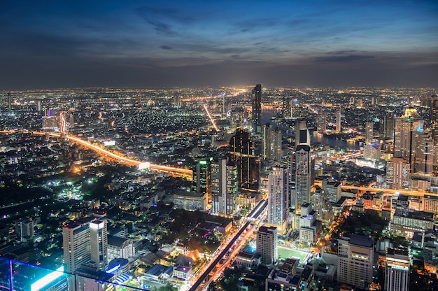 Cityscape van de overvolle bouw met licht verkeer bij de stad van Bangkok