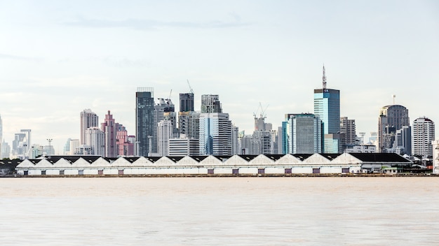 Cityscape van de schoonheid rivieroever van het consrtuctionbeeld bangkok thailand van het gebouw