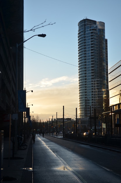 Cityscape van de stad van Toronto met de zon die achter de gebouwen daalt