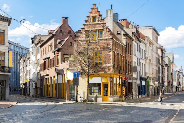 Cityscape van Meir winkelstraat weg in het centrum van Antwerpen in België met trambaan.