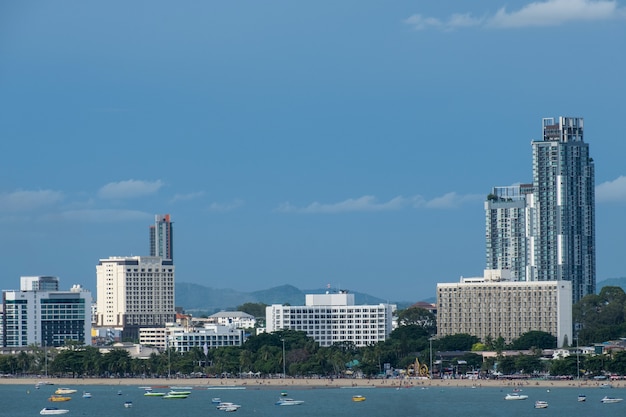 Cityscape van Pattaya en strand met speedboot in Thailand.