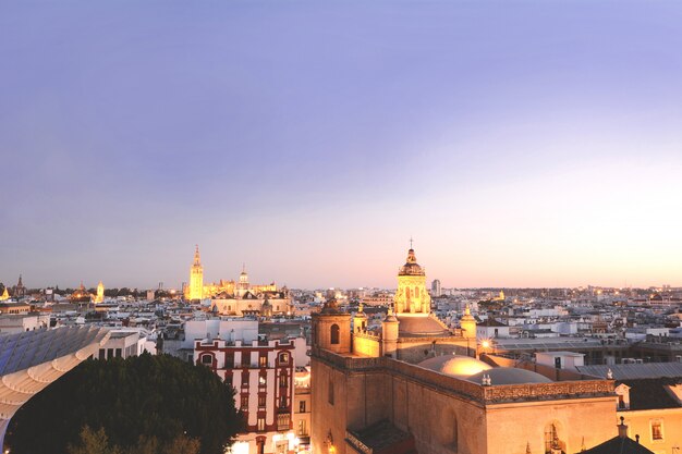 Cityscape van sevilla bij zonsondergang.