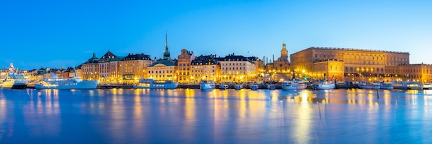 Cityscape van Stockholm bij nacht in de stad van Stockholm, Zweden