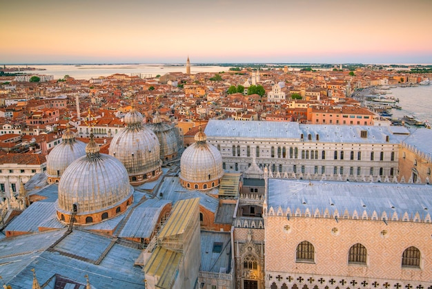 Photo cityscape of venice skyline from top view in italy