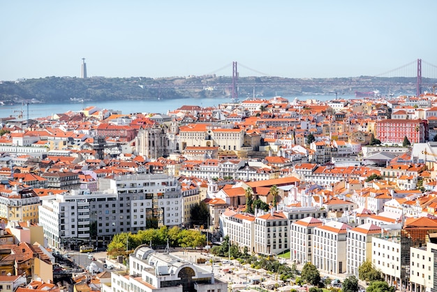 Vista del paesaggio urbano sulla città di lisbona con il famoso ponte durante la giornata di sole in portogallo