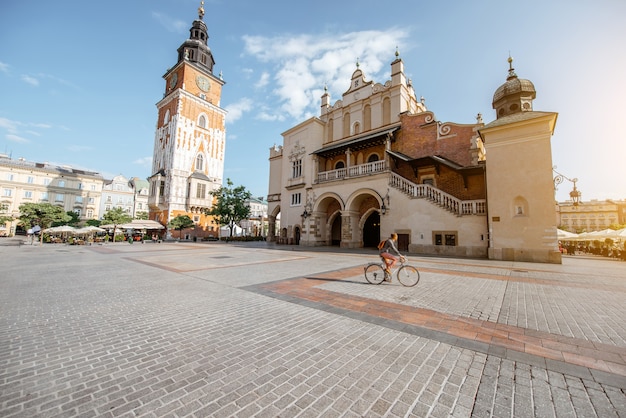 폴란드 크라쿠프(Krakow)의 아침 햇살에 Cloth Hall 건물과 시청 타워가 있는 시장 광장(Market Square)의 도시 경관