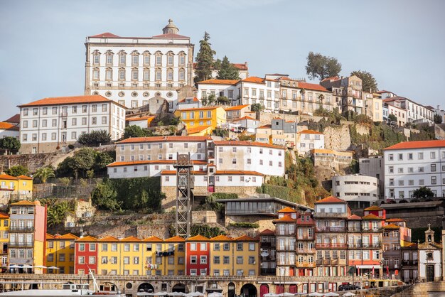 ポルトガル、ポルト市の美しい建物と古い丘の街並みの眺め
