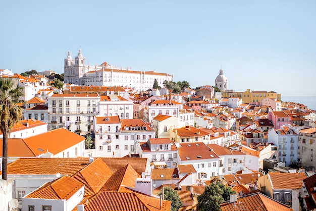 Vista del paesaggio urbano sulla città vecchia nel quartiere di alfama durante la giornata di sole nella città di lisbona, portogallo