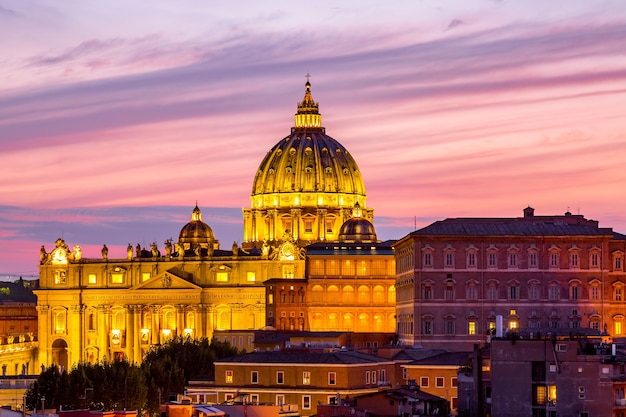 Vista del paesaggio urbano di roma al tramonto