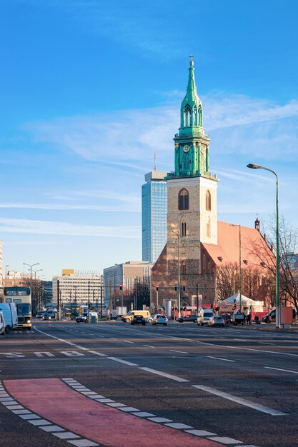 베를린의 독일 도심과 유럽의 독일 세인트 메리 교회에 있는 도로가 있는 도시 경관. 건물 건축입니다. 경계표. 관광 및 휴가