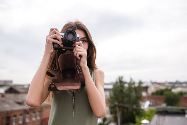 Cityscape vrouw fotoshoot dak concept. Werkproces. Fotograaf levensstijl.