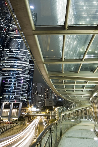 Photo a cityscape with a bridge that says the name of the city