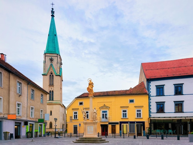 スロベニアのツェリェ旧市街のメイン広場のある街並み。スロベニアの建築。旅行