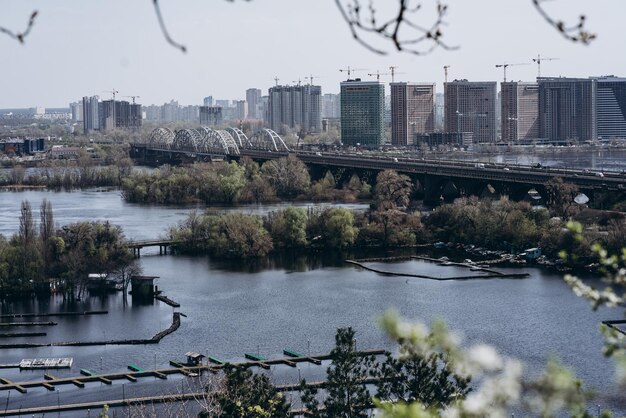 Городской пейзаж с рекой и мостом с мостом на переднем плане